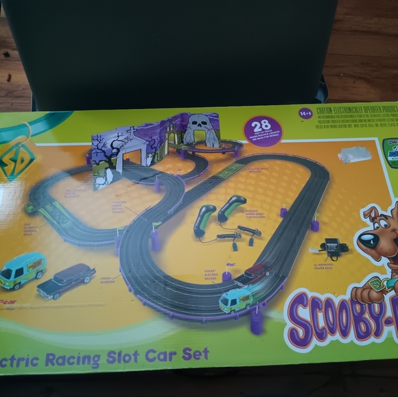Scooby Doo Electric Racing Slot Car Set - Picture 1 of 6